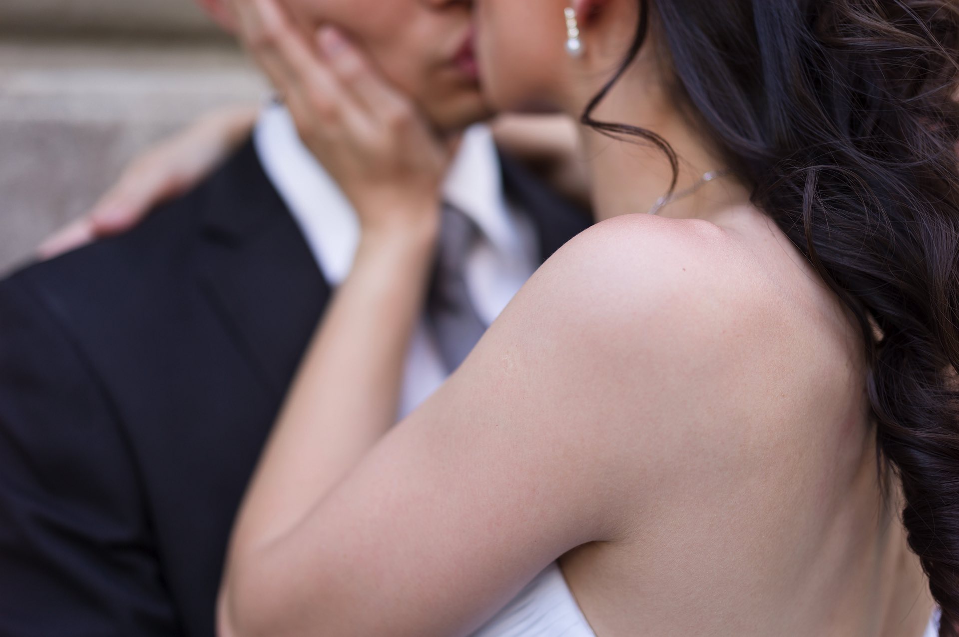 bride-and-groom-secret-kiss
